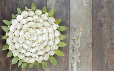 Et köfte - ahşap arka plan üzerinde Rus mantı. Üstten Görünüm