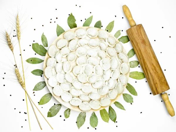 Rus mantı köfte bir plaka üzerinde. Üstten Görünüm