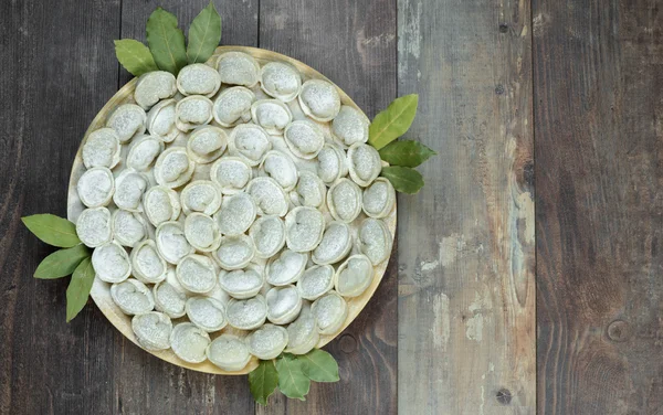 Et köfte - ahşap arka plan üzerinde Rus mantı. Üstten Görünüm