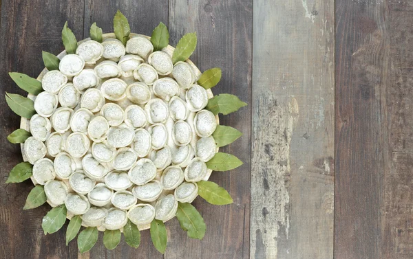 Et köfte - ahşap arka plan üzerinde Rus mantı. Üstten Görünüm