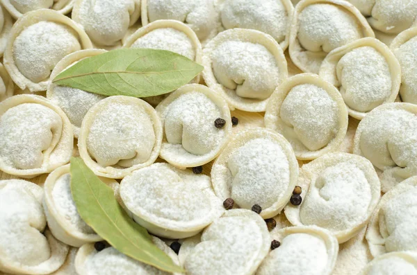 Defne yaprağı ile et köfte Rus mantı. Yakın çekim