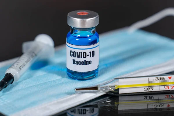 Închideți Flaconul Vaccin Covid Seringa Masca Feței Termometrul Izolat Virusul — Fotografie, imagine de stoc