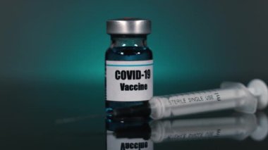 COVID 19 aşı şişesi ve şırınga. İzole edilmiş. Coronavirus. Kamyon kamerası hareketi