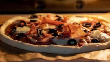 Klasik İtalyan pizzasının fırında prosciutto pişirme zamanı. Kamyon kamerası hareketi