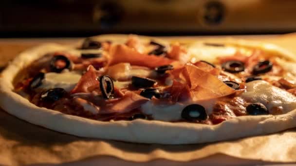 Včasná doba klasické italské pizzy s prosciutto pečením v troubě. Pohyb kamer kamer