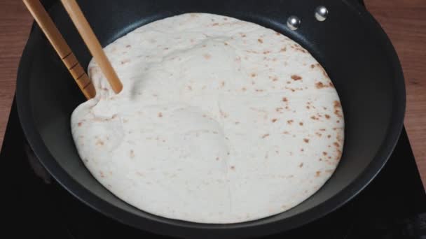 Förkolnat Mjöl Tortilla Pan Flippade Med Trä Kök Tång Närbild — Stockvideo