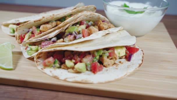 Tacos Tradicionales Mexicanos Pollo Con Salsa Tomate Aguacate Servidos Sobre — Vídeo de stock