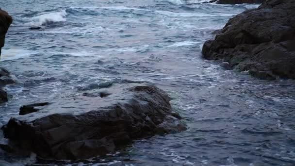 Suaves Olas Marinas Azules Corriendo Salpicando Contra Acantilados Grises Oscuros — Vídeos de Stock