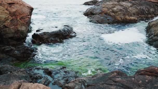 Delikatne Błękitne Fale Morskie Pędzi Pluskają Między Ciemnymi Klifami Tworząc — Wideo stockowe