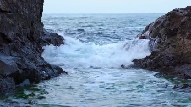 Gelombang Laut Biru Lembut Bergegas Dan Percikan Antara Tebing Gelap — Stok Video