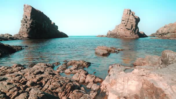 自然景观低角度保加利亚Sinemorets附近的石船 阳光灿烂的日子里 平静的蓝色海水中岩石的绚丽多姿 海浪冲刷着海岸 — 图库视频影像