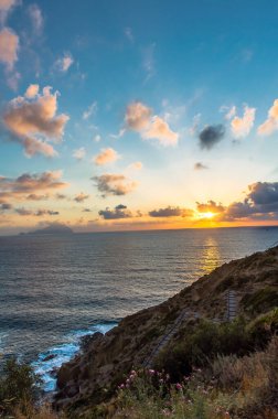Aeolian Adası 'nın bir adası olan Salina' dan gün batımının renkli bir görüntüsü.