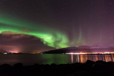 Tromso, Norveç 'te soğuk bir gecede Aurora Borealis manzarası
