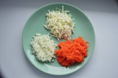 Ve işte hasatımız ve işte hasatımız. Yorulduk, dinlendik ve şimdi işimizden memnunuz. Ve işte hasatımız. Nefis çorba yapar. yum-yum.