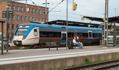 Linkoping, Ostergotland, İsveç 'teki merkez tren istasyonunda bölgesel tren..