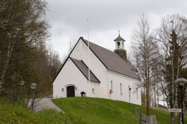Funasdalen, Harjedalen, İsveç 'teki kilise ve huş ağaçları..