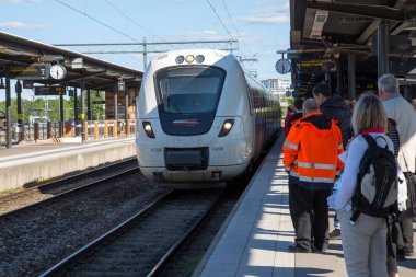 Yerel tren Ostgotapendeln Linkoping, Ostergotland, İsveç merkez istasyonunda.