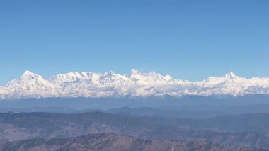 Himalayalar 'ın kuzeyindeki Uttarakhand, Uttarakhand' daki Pangot 'a yakın bir noktadan bakın..