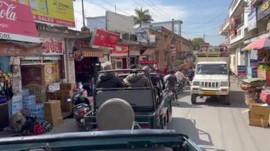 Jim Corbett Ulusal Parkı yakınlarındaki bir köyden geçen yol, Uttarakhand, Kuzey Hindistan. Özgün ses.
