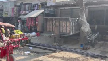 Kuzey Hindistan, Delhii 'nin doğusundaki bir köyde trafik vardı..