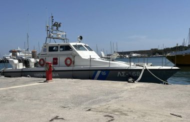 Yunanistan 'ın Rodos adasının kuzeyindeki Rodos limanında Yunan Sahil Güvenlikten gelen gemi.