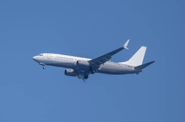 Havayolu şirketi Fly4 'ten Boeing 737-800, Yunanistan' ın Rhodes Uluslararası Havalimanı 'na inmek için yaklaşıyor..