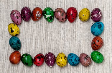 Mutlu Paskalyalar! Arka planı renkli Paskalya yumurtaları.