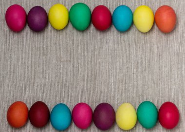 Mutlu Paskalyalar! Arka planı renkli Paskalya yumurtaları.