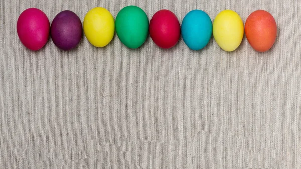 Mutlu Paskalyalar! Arka planı renkli Paskalya yumurtaları.