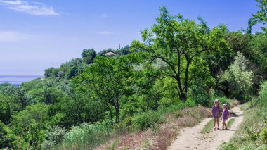 Little sisters (3 ve 4 yıl) sırt çantaları ile yürüyüş gitmek.