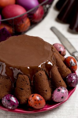 Mor ve kaş renkli çikolata Paskalya kek ve Paskalya yumurtaları