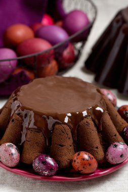 Mor ve kaş renkli çikolata Paskalya kek ve Paskalya yumurtaları