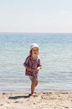 Mutlu, komik küçük kız denizde.