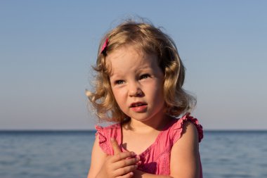 Mutlu, komik küçük kız denizde.