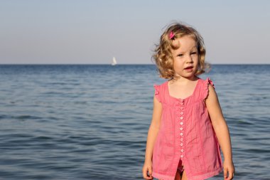 Mutlu, komik küçük kız denizde. 