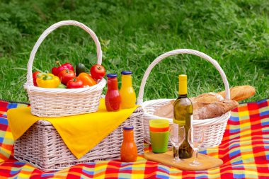 Çimlerde piknik. Piknik sepeti sebze ve ekmek. A 