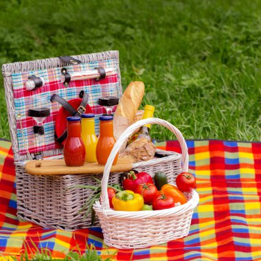 Çimlerde piknik. Piknik sepeti sebze ve ekmek. A 