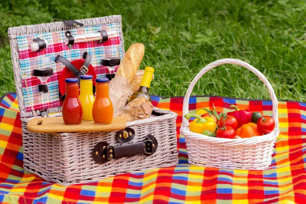 Çimlerde piknik. Piknik sepeti sebze ve ekmek. A 