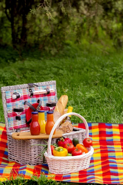 Çimlerde piknik. Piknik sepeti sebze ve ekmek. A 