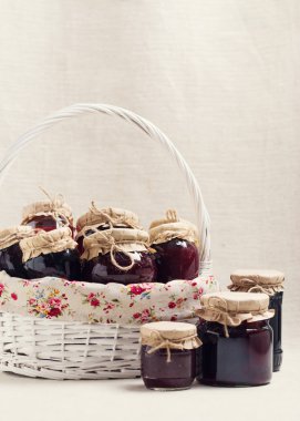 Reçel pişirme eve. Reçel ve lezzetli meyve ve çilek.