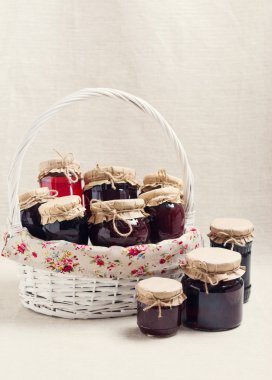 Reçel pişirme eve. Reçel ve lezzetli meyve ve çilek.