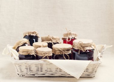 Reçel pişirme eve. Reçel ve lezzetli meyve ve çilek.