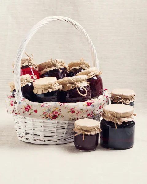 Reçel pişirme eve. Reçel ve lezzetli meyve ve çilek.