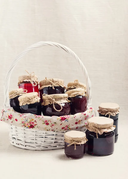 Reçel pişirme eve. Reçel ve lezzetli meyve ve çilek.