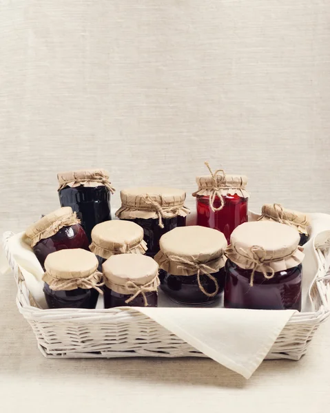 Reçel pişirme eve. Reçel ve lezzetli meyve ve çilek.