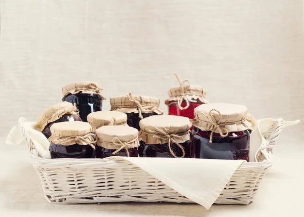 Reçel pişirme eve. Reçel ve lezzetli meyve ve çilek.