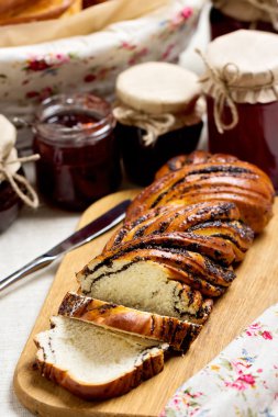 Meyve ve meyve reçeli kavanozlara. Çörekler çeşitleri.