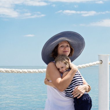 Hamile genç bir anne ile küçük kızı (3 yaşında) t