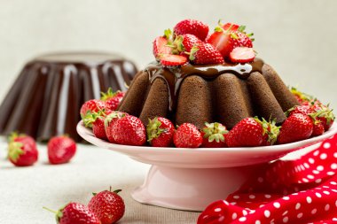 Çikolatalı kek. Çikolata sosu ve çilek ile dekorasyon