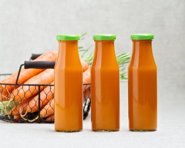 Havuç suyu ve havuç sepet üç şişe.